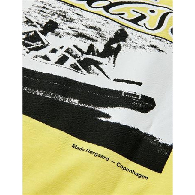 Lækker gul jersey t-shirt med print på ryggen fra Mads Nørgaard