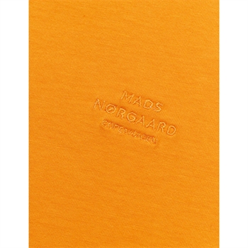 Klassisk pæn t-shirt i orange med logo fra Mads Nørgaard