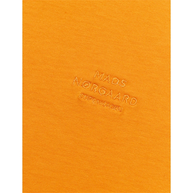 Klassisk pæn t-shirt i orange med logo fra Mads Nørgaard