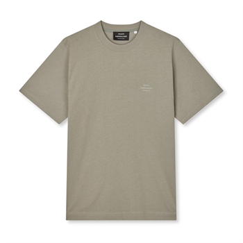 Klassisk pæn t-shirt i sandfarve med logo fra Mads Nørgaard