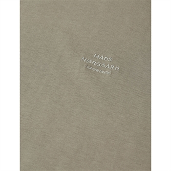 Klassisk pæn t-shirt i sandfarve med logo fra Mads Nørgaard