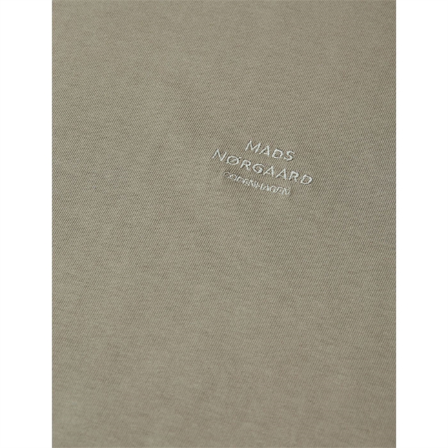 Klassisk pæn t-shirt i sandfarve med logo fra Mads Nørgaard