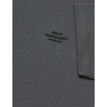 Klassisk pæn t-shirt i mørkegrå med logo fra Mads Nørgaard
