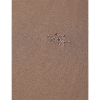 Klassisk pæn t-shirt i brun med logo fra Mads Nørgaard