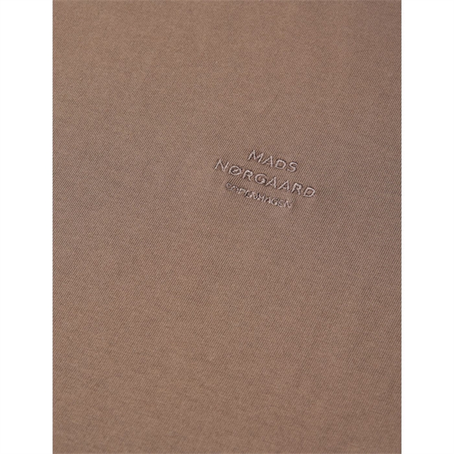 Klassisk pæn t-shirt i brun med logo fra Mads Nørgaard