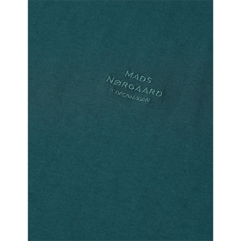 Klassisk pæn t-shirt i en dyb grøn farve - med logo fra Mads Nørgaard