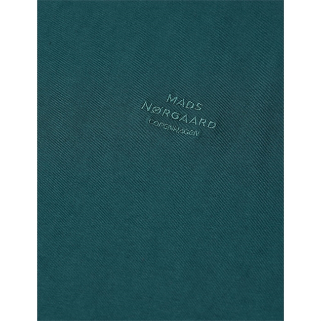 Klassisk pæn t-shirt i en dyb grøn farve - med logo fra Mads Nørgaard