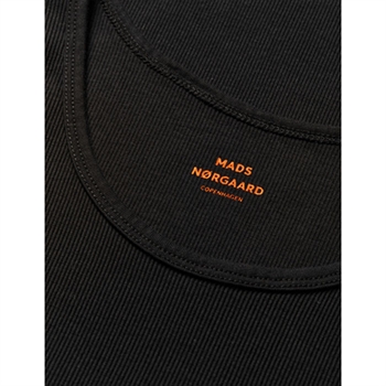 Klassisk sort tank top fra Mads Nørgaard