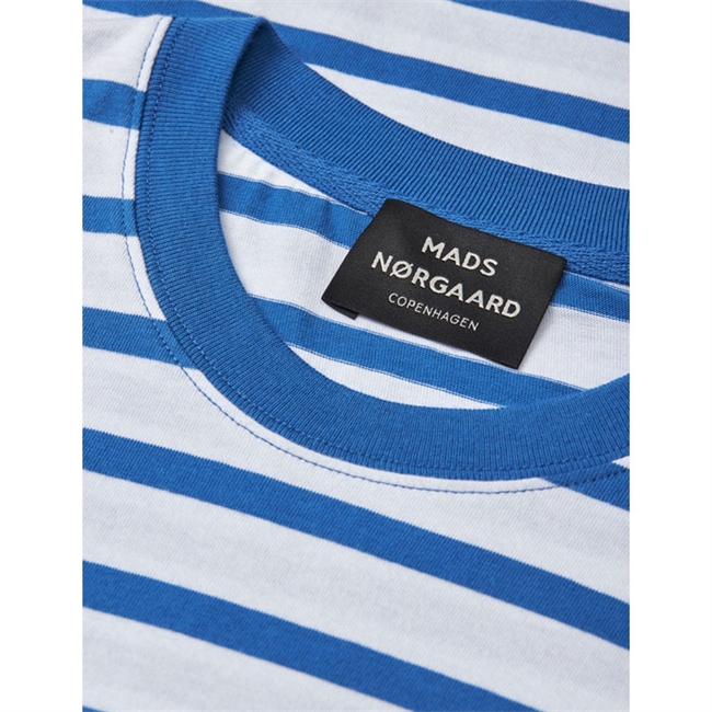 Klassisk stribet t-shirt i hvid og blå fra Mads Nørgaard