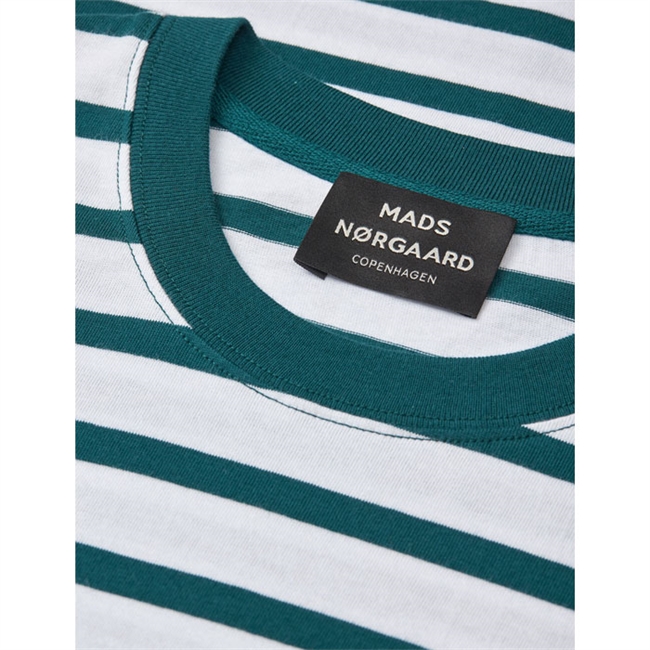 Klassisk stribet t-shirt i hvid og grøn fra Mads Nørgaard