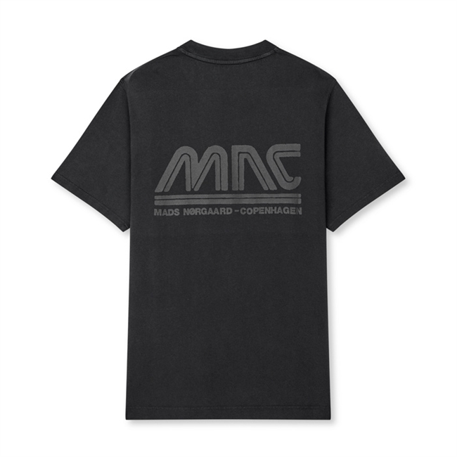 Klassisk pæn t-shirt i sort med logo i fronten og på ryggen fra Mads Nørgaard