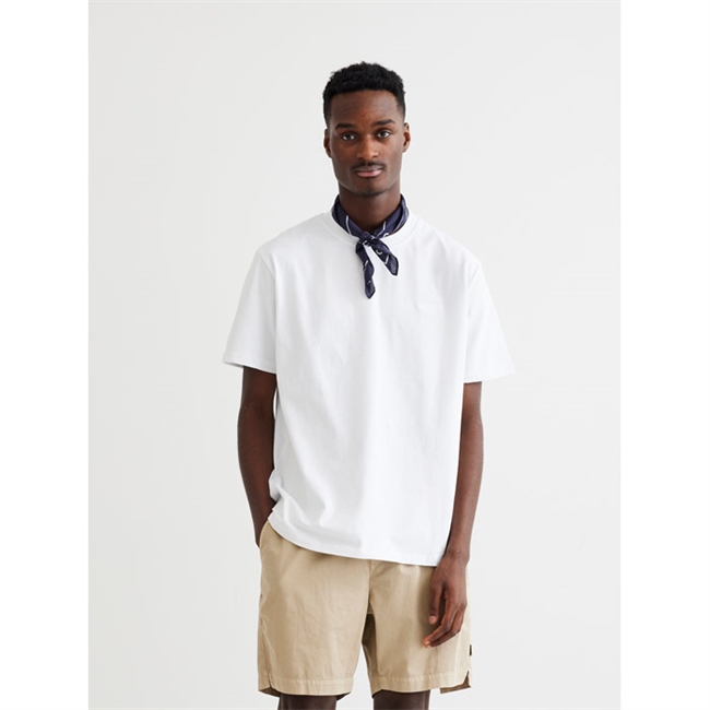Hvid basis t-shirt fra Woodbird med lille logo broderi.