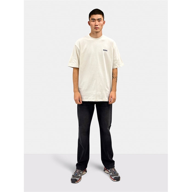 Bred hvid t-shirt med print på ryggen fra Woodbird.