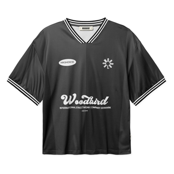 Bred sports t-shirt i sort med grafisk design på front siden fra Woodbird