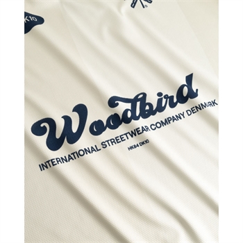 Bred sports t-shirt i off white med grafisk design på front siden fra Woodbird