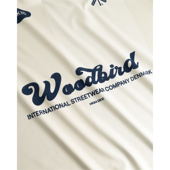 Bred sports t-shirt i off white med grafisk design på front siden fra Woodbird