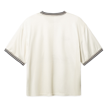 Bred sports t-shirt i off white med grafisk design på front siden fra Woodbird