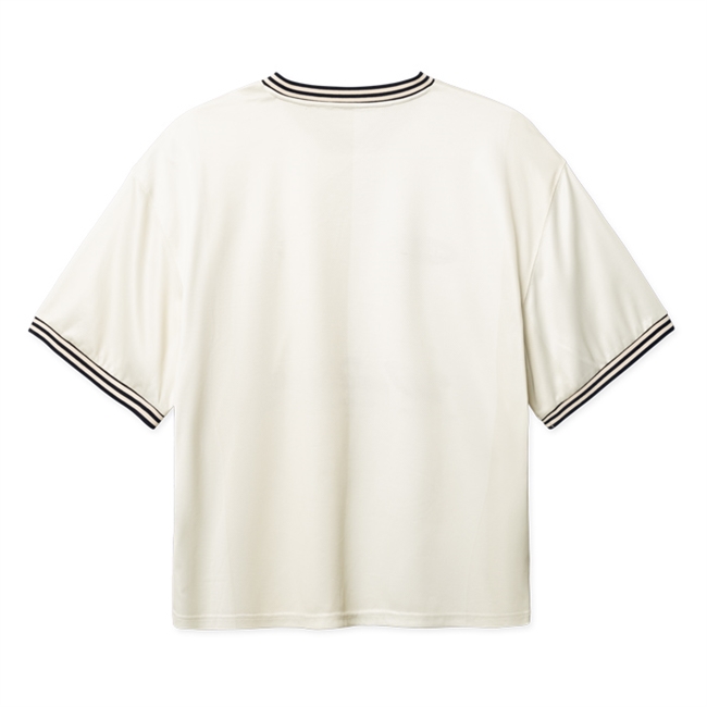 Bred sports t-shirt i off white med grafisk design på front siden fra Woodbird