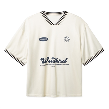Bred sports t-shirt i off white med grafisk design på front siden fra Woodbird
