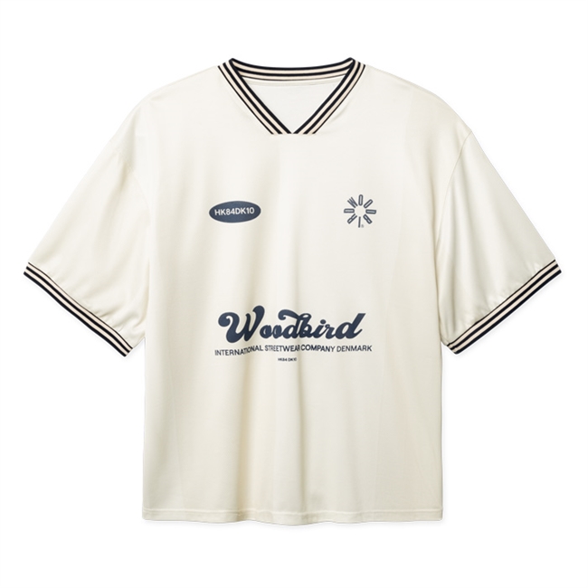Bred sports t-shirt i off white med grafisk design på front siden fra Woodbird