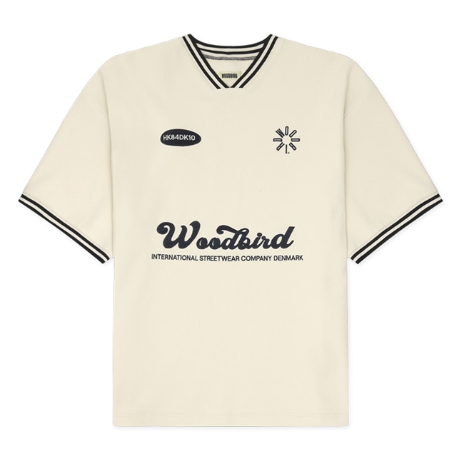 Bred t-shirt i off white med grafisk design på front siden fra Woodbird