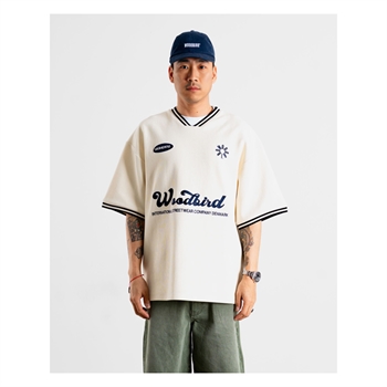 Bred t-shirt i off white med grafisk design på front siden fra Woodbird