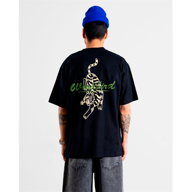 Moderne t-shirt i sort med print på ryggen fra Woodbird