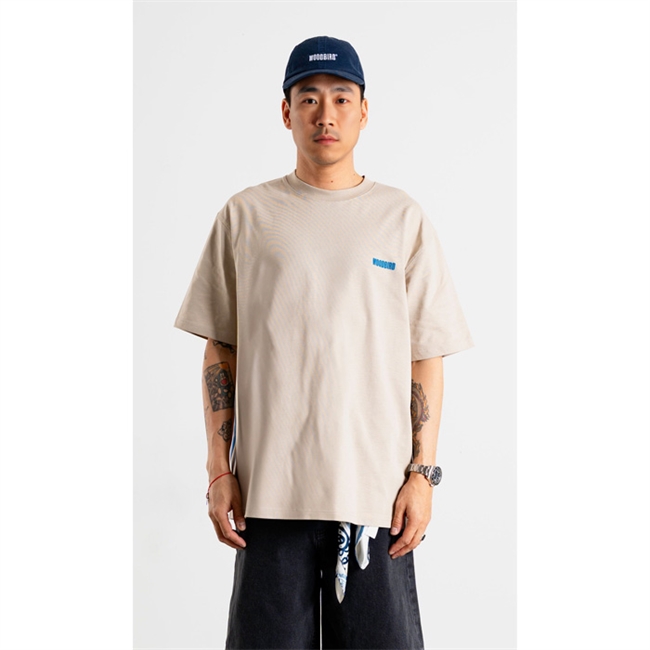 Moderne oversized t-shirt i beige med print på ryggen fra Woodbird