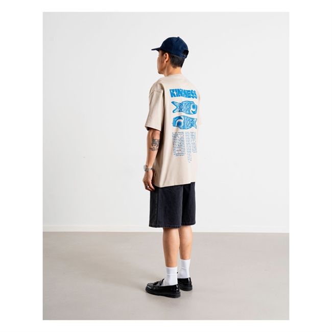 Moderne oversized t-shirt i beige med print på ryggen fra Woodbird