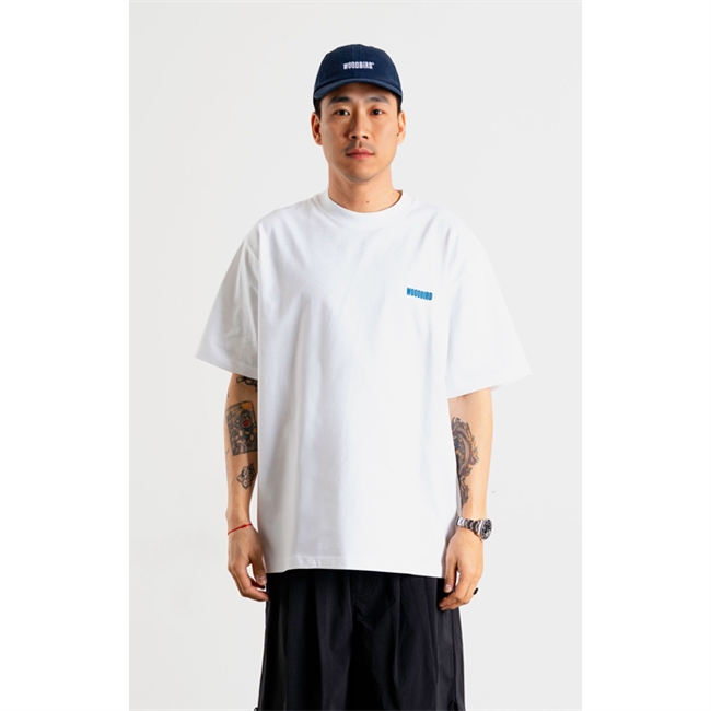Moderne oversized t-shirt i hvid med print på ryggen fra Woodbird