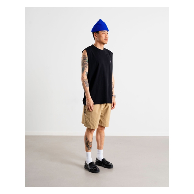 Moderne og simpel tank top i sort med logo på brystet og på ryggen fra Les Deux