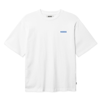Stilet t-shirt i hvid med logo og print på ryggen fra Woodbird