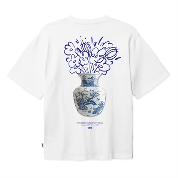 Stilet t-shirt i hvid med logo og print på ryggen fra Woodbird