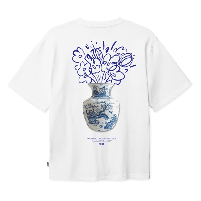 Stilet t-shirt i hvid med logo og print på ryggen fra Woodbird