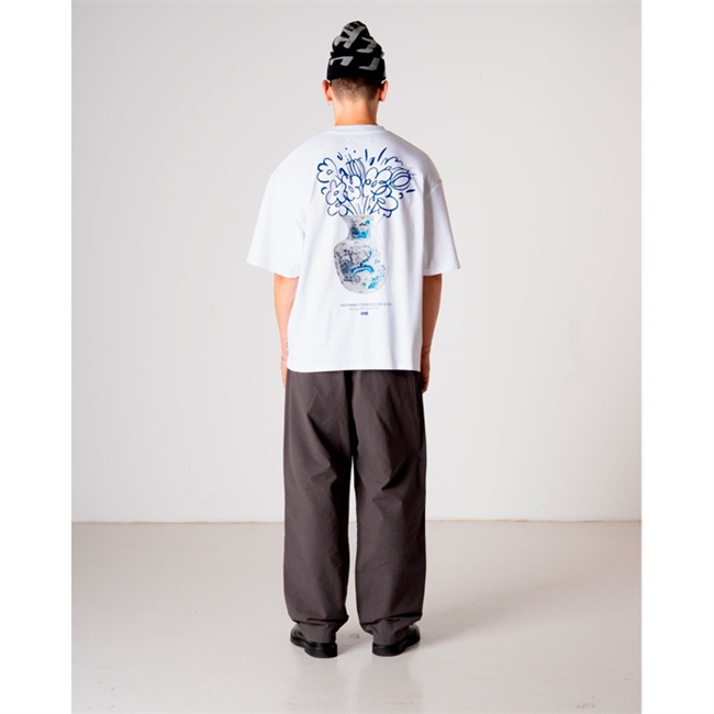 Stilet t-shirt i hvid med logo og print på ryggen fra Woodbird