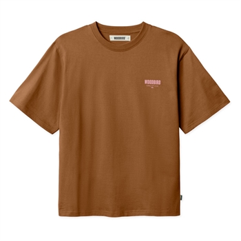 Stilet t-shirt i mørke brun med logo og print på ryggen fra Woodbird