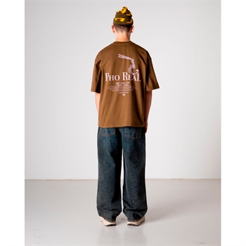 Stilet t-shirt i mørke brun med logo og print på ryggen fra Woodbird