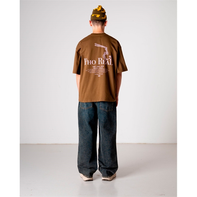Stilet t-shirt i mørke brun med logo og print på ryggen fra Woodbird