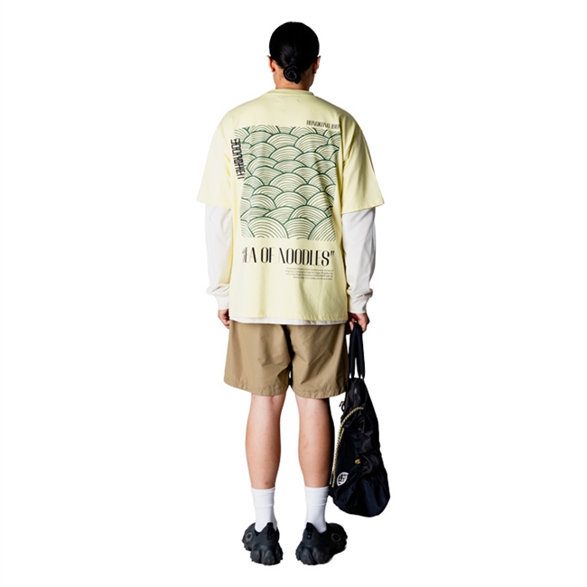 Moderne gul t-shirt med print på ryggen fra Woodbird