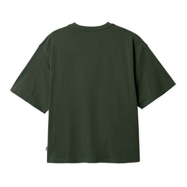 Moderne grøn t-shirt med minimalistisk logo i fronten fra Woodbird