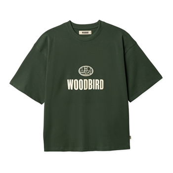 Moderne grøn t-shirt med minimalistisk logo i fronten fra Woodbird
