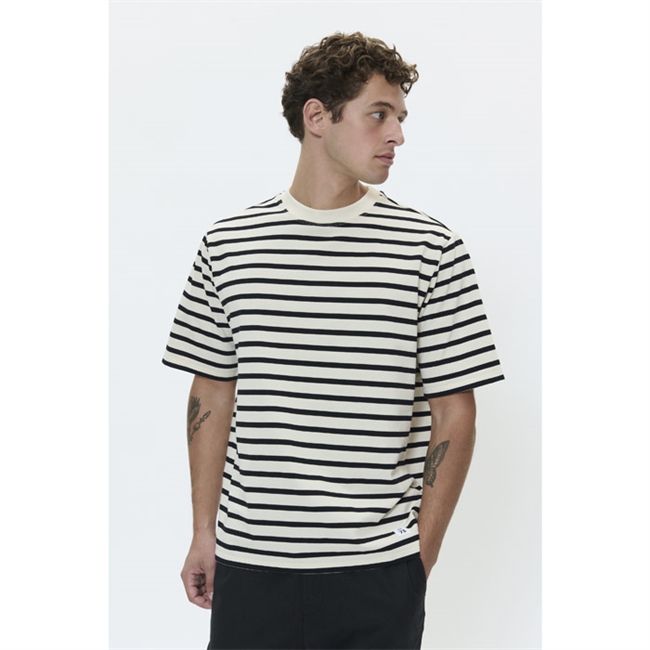 Behagelig hvid & sort stribet t-shirt fra Matinique