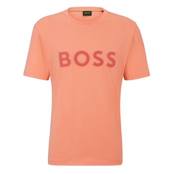 Orange t-shirt fra BOSS med logo på brystet.