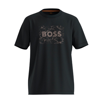 Sort T-shirt fra BOSS med logo på brystet.