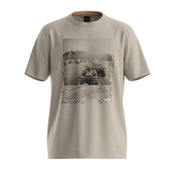 Flot beige t-shirt fra BOSS med foto print på brystet.