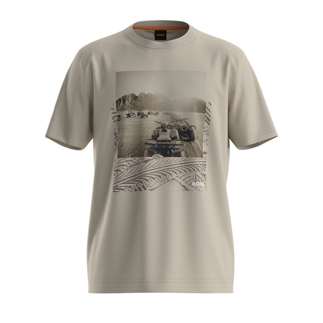 Flot beige t-shirt fra BOSS med foto print på brystet.