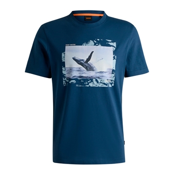 Flot blå t-shirt fra BOSS med foto print på brystet