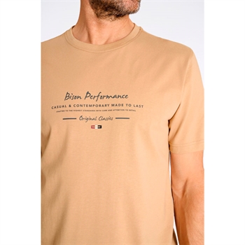 Klassisk sandfarvet t-shirt med logo fra Bison