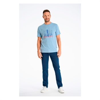 Enkel og pæn t-shirt i blå med print fra Bison