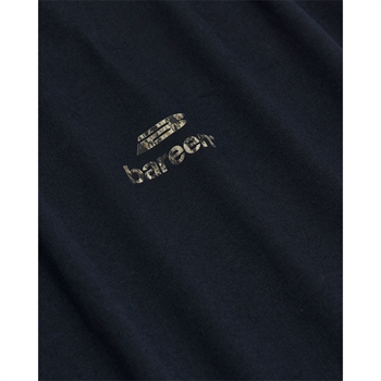 Stilren t-shirt i mørkeblå med camo logo fra Bareen